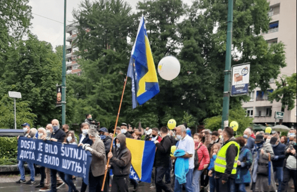 Hiljade ljudi na protestu u Sarajevu! Pratite uživo na  N1 televiziji BiH