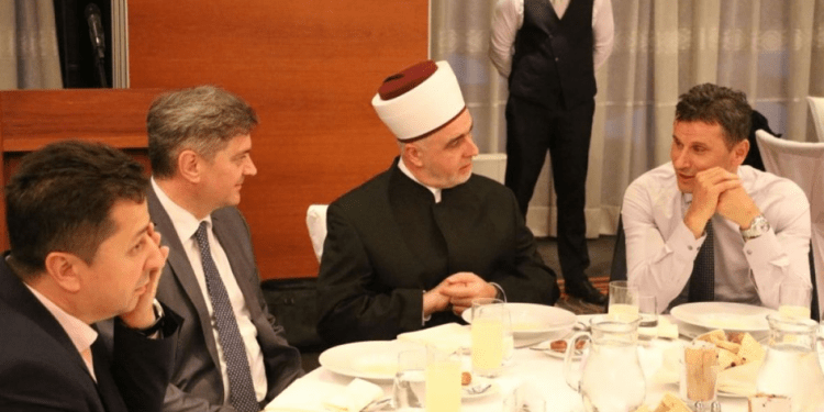 Čekajući Džumu,političkom porukom od Reisa Kavazovića… Čekajući Džumu,političkom porukom od Reisa Kavazovića…