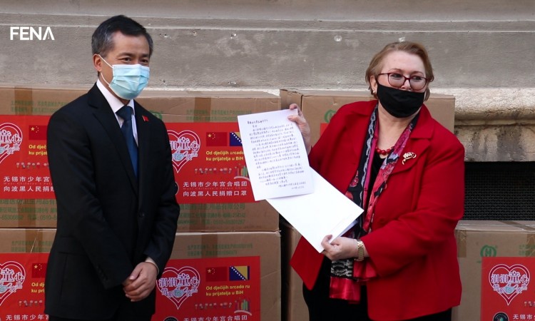 Djeca iz Kine poslala zaštitne maske djeci iz Sarajeva (VIDEO)