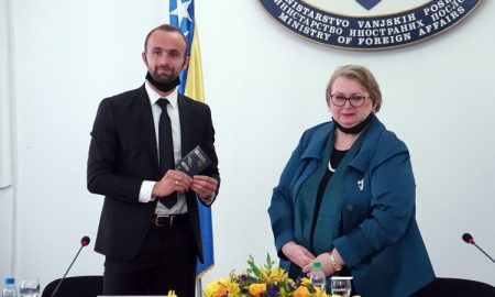 Ministrica Turković uručila diplomatski pasoš Amelu Tuki