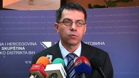 Usvojenim izmjenama Zakona sada zahtjev za razrješenjem direktora škola može podnijeti i šef resornog odjeljenja Vlade