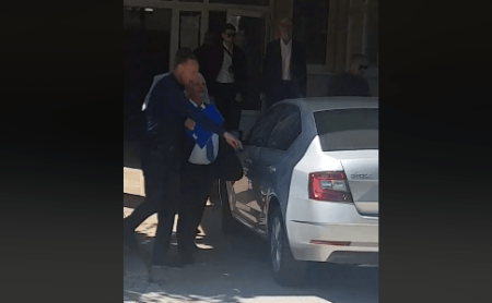 Pogledajte kako je policija odvela Fikreta Abdića, ispratile ga pristalice!