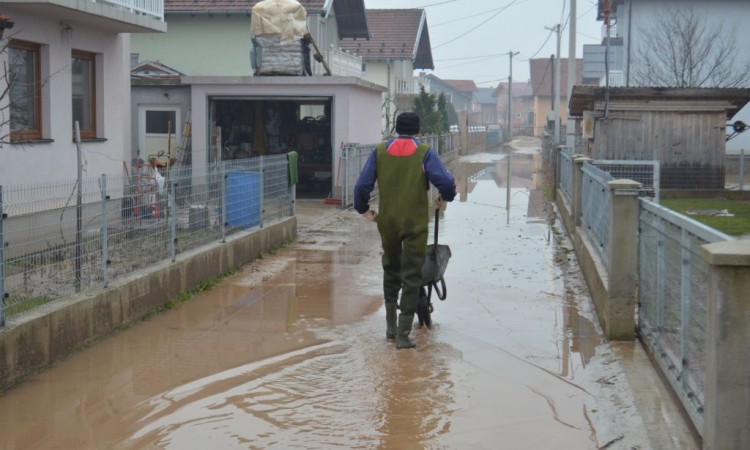 Velike štete nakon poplava u Lukavcu i Gračanici