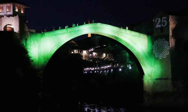 Stari most u Mostaru u znaku Cvijeta Srebrenice