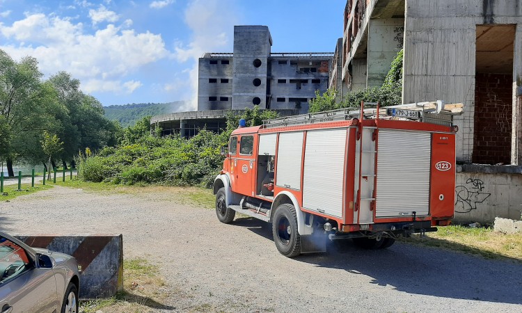 Migranti izazvali manji požar u napuštenoj zgradi Doma penzionera u Bihaću
