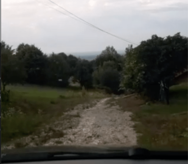 Katastrofalni uslovi u mjestu PEŠKIRI, GORNJI ZOVIK kod BRČKOG. Stanovnicima onemogućen normalan prohod ka njihovim domovima. Katastrofalni uslovi u mjestu PEŠKIRI, GORNJI ZOVIK kod BRČKOG. Stanovnicima onemogućen normalan prohod ka njihovim domovima.