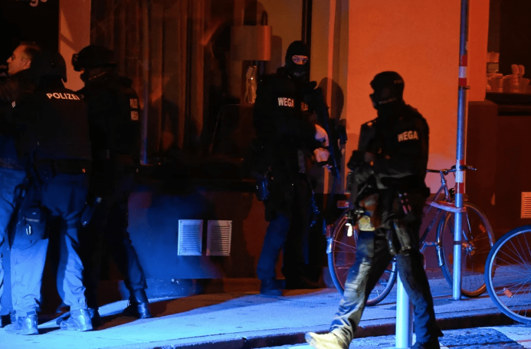 OPSADNO STANJE U BEČU Teroristički napadi na 6 lokacija pucnjave na šest lokacija, potraga za napadačima OPSADNO STANJE U BEČU Teroristički napadi na 6 lokacija pucnjave na šest lokacija, potraga za napadačima