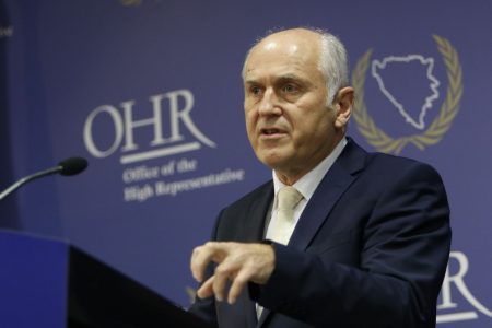 Inzko: Imaju rok da se ukloni ploča ratnom zločincu ili zabrana putovanja Dodiku