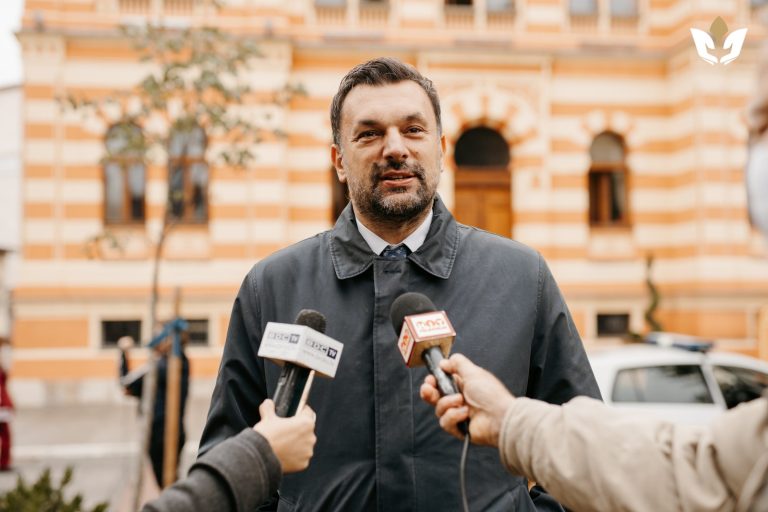 Može kad si SDA i premijerska funkcija “nastavniku fizičkog”, na čelo OSA-e sa kupljenom diplomom, gradonačelnik sa diplomom iz Travnika i može bez formalnog znanja i zvanja, ako “znaš s narodom” Može kad si SDA i premijerska funkcija “nastavniku fizičkog”, na čelo OSA-e sa kupljenom diplomom, gradonačelnik sa diplomom iz Travnika i može bez formalnog znanja i zvanja, ako “znaš s narodom”