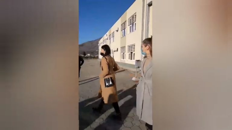 Osobe bez akreditacija u Mostaru pregledale lične karte građanima prije glasanja Osobe bez akreditacija u Mostaru pregledale lične karte građanima prije glasanja