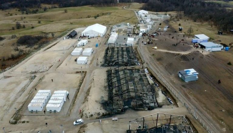 Migranti se vraćaju u Lipu, pripremaju se za još jednu noć u improviziranom smještaju Migranti se vraćaju u Lipu, pripremaju se za još jednu noć u improviziranom smještaju