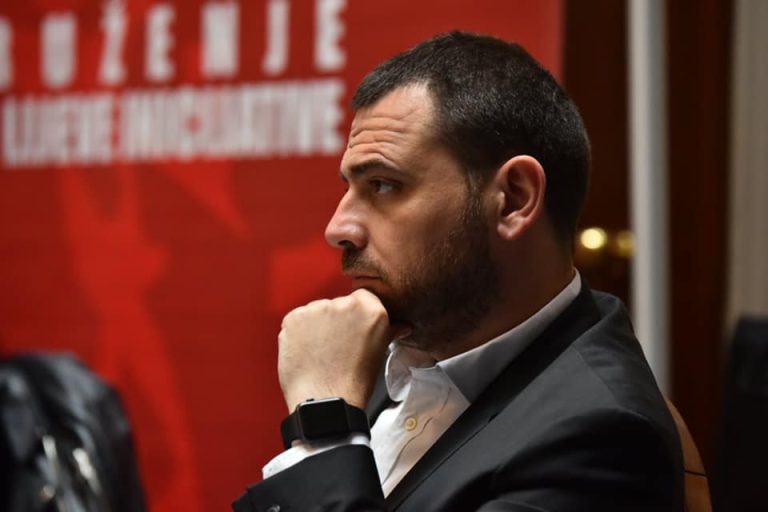 Magazinović podnio ostavku na funkciju predsjednika GO SDP-a: Osjećam bol zbog Srebrenice Magazinović podnio ostavku na funkciju predsjednika GO SDP-a: Osjećam bol zbog Srebrenice