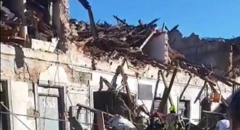 U Petrinji srušene kuće, ljudi na ulicama… U Petrinji srušene kuće, ljudi na ulicama…