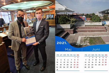 ABDULAH ILJAZOVIĆ uručio kalendar devastiranog Brčko distrikta ALIJI DENJAGIĆU i ostalim Skupštinskim zastupnicima!