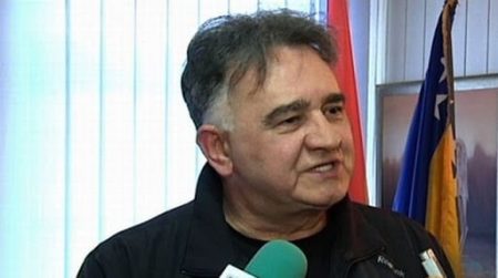 IVO FILIPOVIĆ zamjenik predsjednika skupštine suflirao članu upravog odbora ZAVODA ZA IZGRADNJU šta da kaže kao odgovor na upućene kritike opozicije!