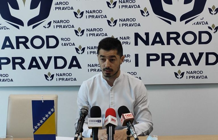 NAROD I PRAVDA Brčko slikovito predstavila građanima prevencije i mjere protiv virusa Corona (COVID-19) NAROD I PRAVDA Brčko slikovito predstavila građanima prevencije i mjere protiv virusa Corona (COVID-19)