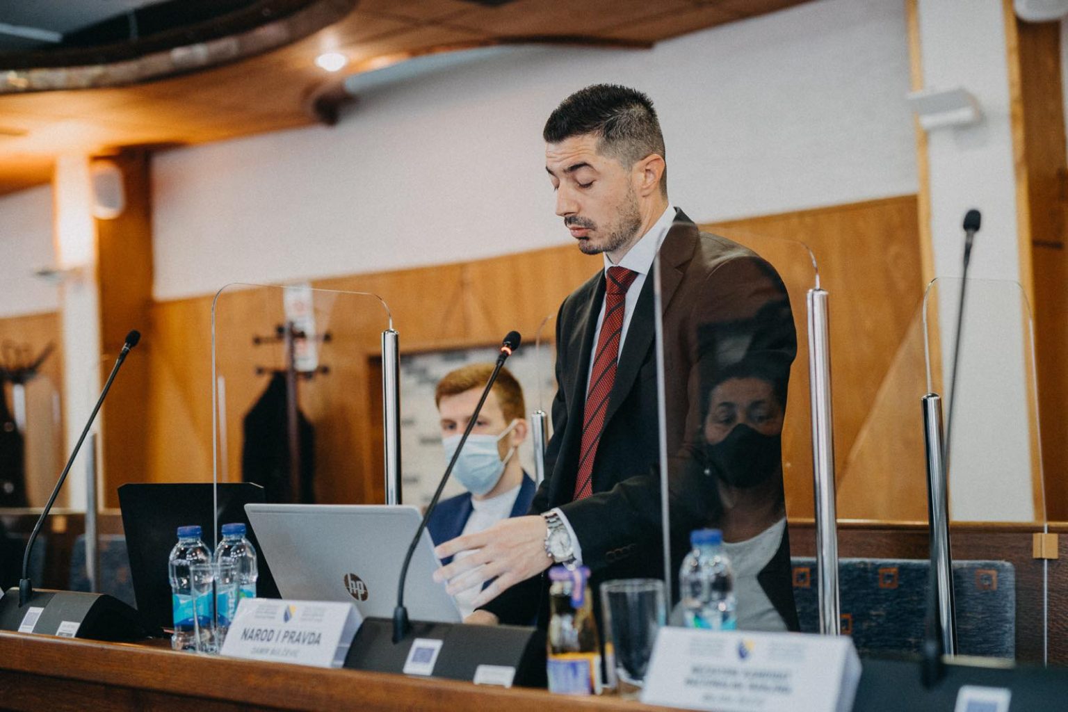 EKSKLUZIVNO: Poslušajte orginalni audio zapis  SKUPŠTINE BRČKO DISTRIKTA BIH koja je bila CENZURISANA, žustra rasprava zastupnika opozicije DAMIRA BULČEVIĆA (NIP) i gradonačelnika ESEDA KADRIĆA (SDA)