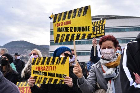 Sarajevom odjekivalo “FADILE LOPOVE”- Stotine građana Sarajeva poručilo vlastima: Nesposobni ste, odlazite!