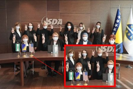 Žene SDA stale u odbranu mendžmenta KCUS-a uz zastavu SAD-a i knjigu sa likom ALIJE IZETBEGOVIĆA, zlouporeba ili privlačenje pažnje ?!