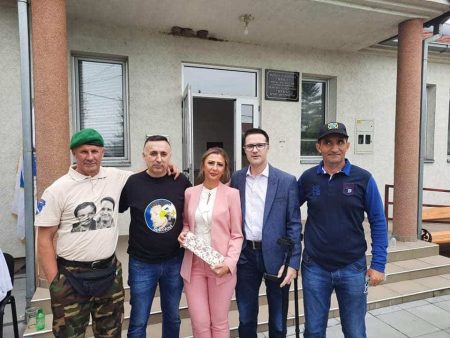U Brčko distriktu BiH otkriven spomenik heroju Armije Republike BiH – Enveru Pamukčiću, Gradonačelnik ESED KADRIĆ inače predsjednik OSDA Brčko nije prisustvovao otktivanju spomenika!