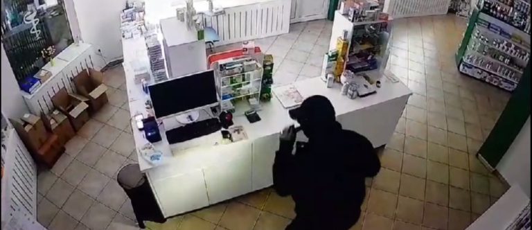 BRČKO: PROVALNIK POKUŠAO OPLJAČKATI APOTEKU U NASELJU MERAJE BRČKO: PROVALNIK POKUŠAO OPLJAČKATI APOTEKU U NASELJU MERAJE