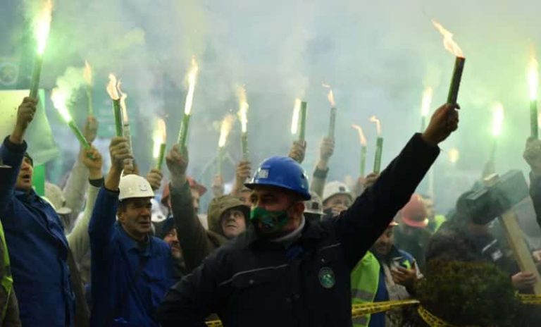 Pogledajte šta su rudari i Dubioza kolektiv pjevali Novaliću i ostatku Vlade FBiH Pogledajte šta su rudari i Dubioza kolektiv pjevali Novaliću i ostatku Vlade FBiH