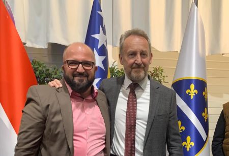 Bakir Izetbegović izjavio da će mlade ljude koji odlaze zamijeniti Hi-Tech tehnologijom i robotikom!