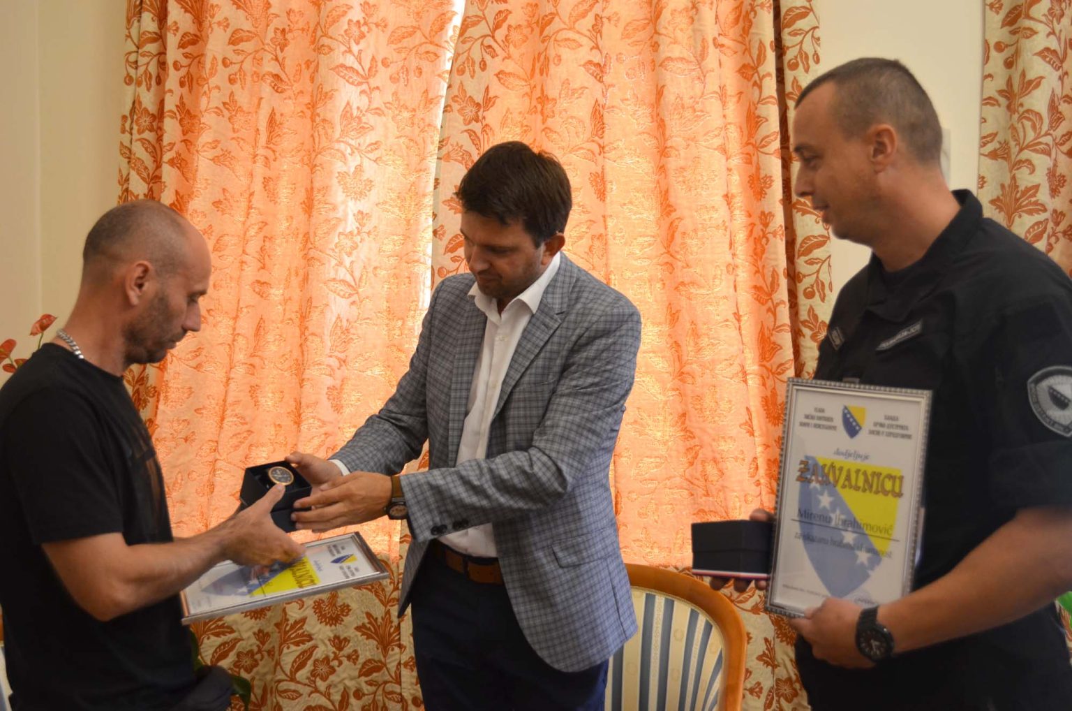 Nakon pisanja Times-a o Herojima i Junacima iz Brčkog Gradonačelnik ESED KADRIĆ ipak uručio poklon i zahvalnicu za hrabrost i humanost Mirenu i Elvisu koji su spasili dvoje djece od utapanja u Savi!