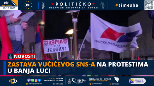 Zastava Vučićevog SNS-a na protestima u Banja Luci