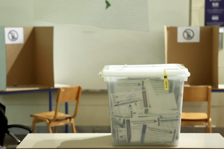 Za tri dana počinje predizborna kampanja: “U BiH je to borba za fotelju, moć i materijalno obezbjeđivanje” Za tri dana počinje predizborna kampanja: “U BiH je to borba za fotelju, moć i materijalno obezbjeđivanje”