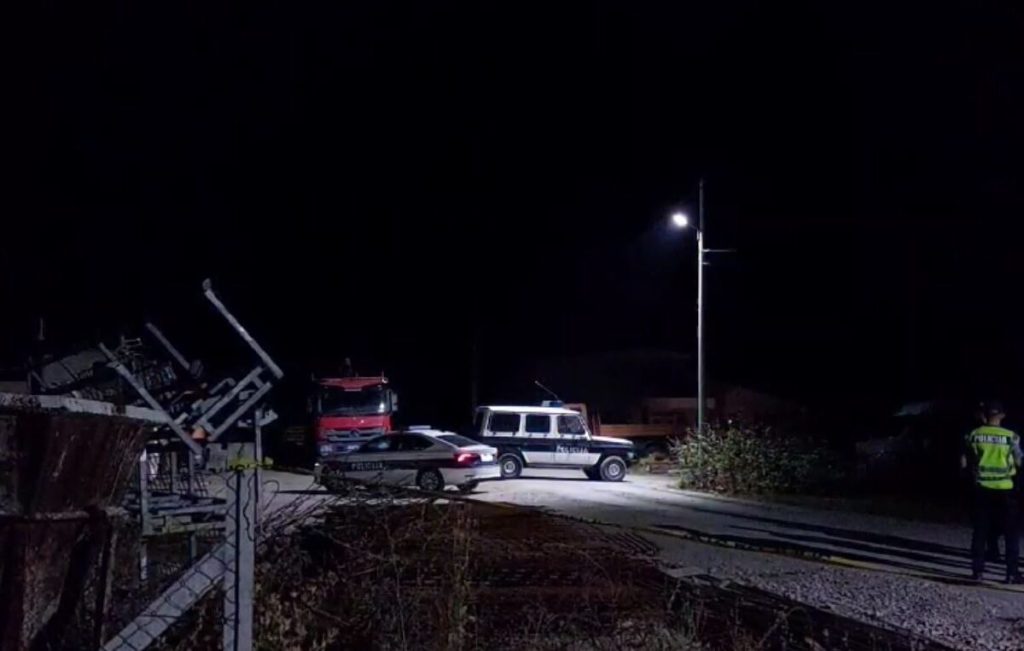 Naselje Požarike kod Gradačca nakon ubistva žene: Policija, žuta traka i zabrinute komšije (VIDEO)