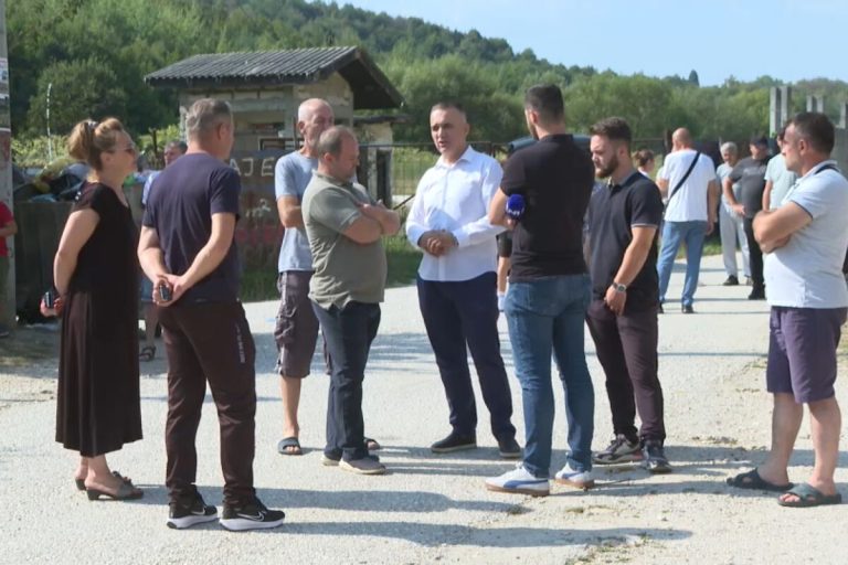 Nesnosan smrad, zmije na ulicama i strah za djecu: Život mještanima Miševića nadomak Sarajeva postao nemoguć (VIDEO) Nesnosan smrad, zmije na ulicama i strah za djecu: Život mještanima Miševića nadomak Sarajeva postao nemoguć (VIDEO)