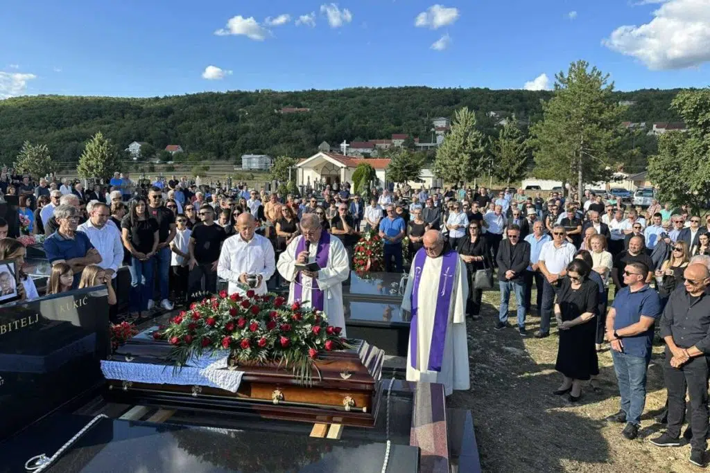 U Vinjanima kod Posušja sahranjen akademik Slavo Kukić: Emotivni govori na posljednjem ispraćaju uz pjesmu “Otišao je moj otac”