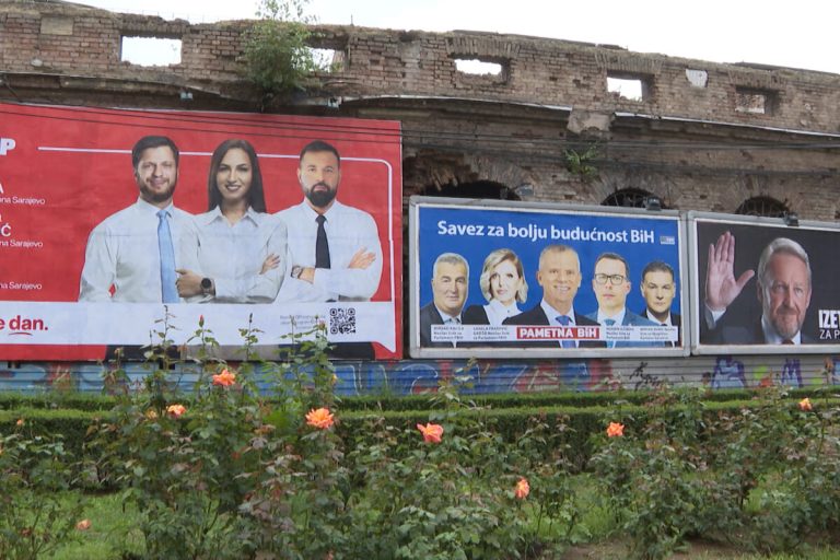 Šta nam kandidati nude u kampanji: Princip “moram imati i ja” i “fetiš na vanjske plakate”