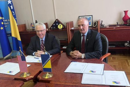Ambasada SAD oštro kritikovala Heleza: Prebacivanje krivice za vlastite neuspjehe je grozna izdaja prijateljstva NATO sa BiH, niste “zasukali rukave”