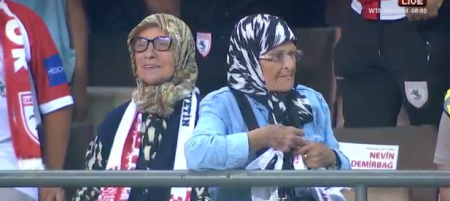 Bakice izazvale oduševljenje: Došle sa šalovima na stadion da navijaju za svoj klub (VIDEO)