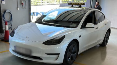 Sarajevom vozi Teslin električni taxi, vlasnik je Almir Gusalović