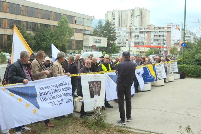 Logoraši ispred Vlade FBiH: “Prošao sam šest logora, tukli su me sjekirom. Sada imam 4 bajpasa i stent”