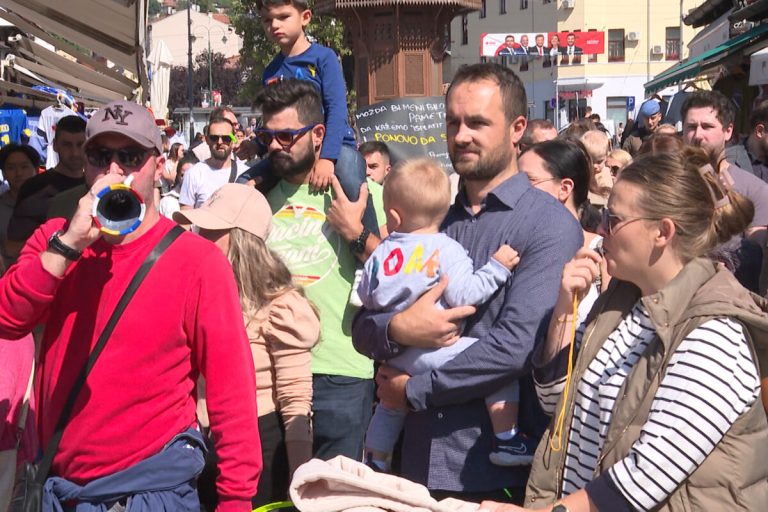 “Protestovat ćemo i ove i naredne subote”: Kako će na novi pritisak odgovoriti Vlada KS?