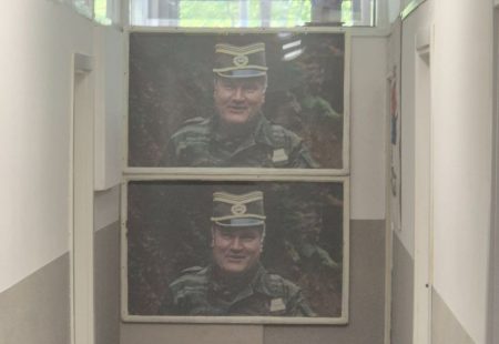 Dvije velike fotografije presuđenog ratnog zločinca Ratka Mladića stoje na zidu u Općini Istočno Sarajevo