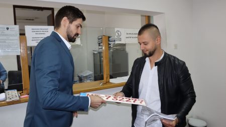 Obrenović uručenjem prvih prenosivih tablica najavio olakšanje za autokuće u Brčko distriktu BiH