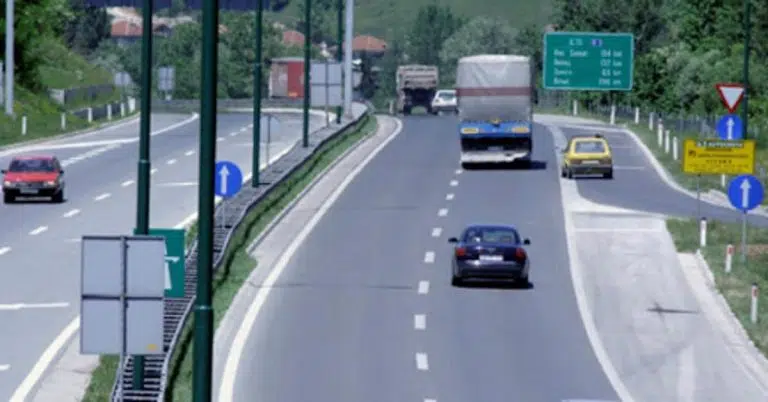 U većem dijelu BiH prometuje se po pretežito suhom i mjestimično vlažnim kolnicima U većem dijelu BiH prometuje se po pretežito suhom i mjestimično vlažnim kolnicima