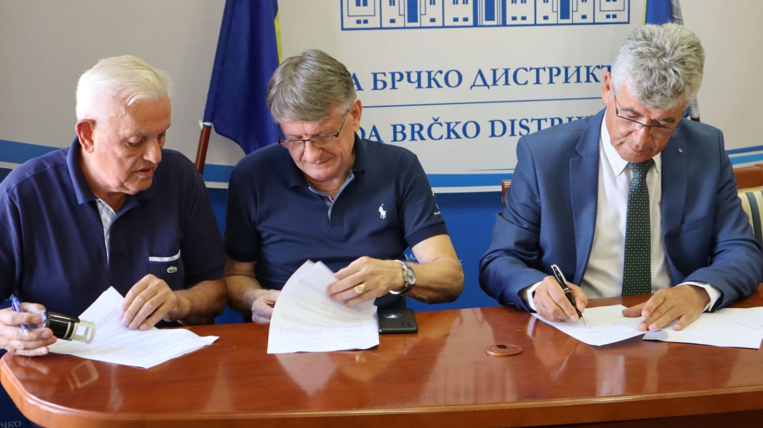 Potpisivanjem ugovora počelo rješavanje višedecenijskog problema vodosnabdijevanja i kanalizacije u MZ Broduša, Ivici i Grbavica