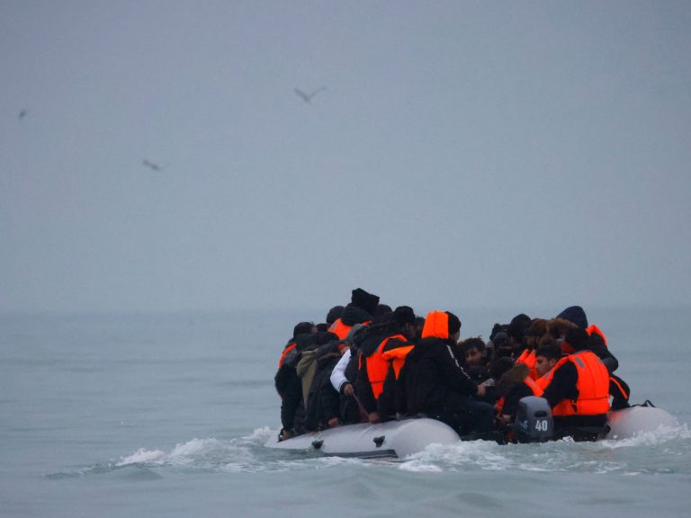 Osam migranata poginulo u brodolomu dok su pokušavali preći kanal iz Francuske u Englesku | Engleska Vijesti