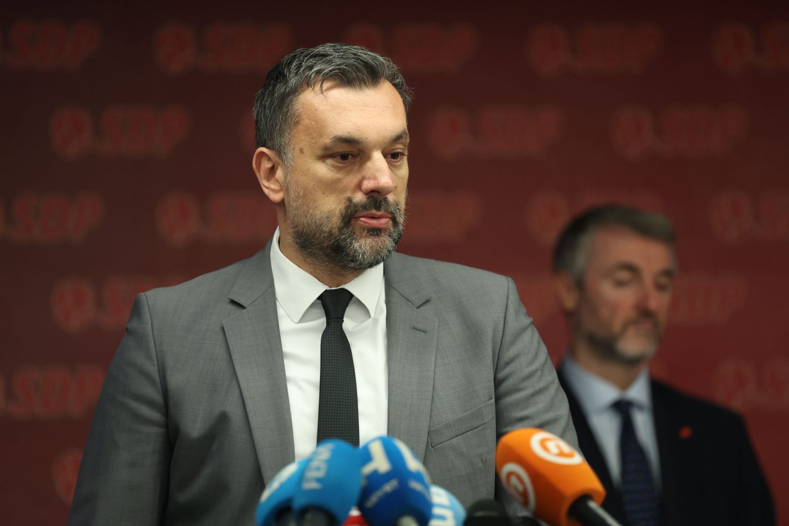 Lideri Trojke, Nermin Nikšić (SDP), Elmedin Konaković (NiP) i Edin Forto (Naša stranka) održali su danas press konferenciju o aktuelnim temama u državi. Između ostalog govorili su o budžetu, Planu rasta i napadima na stranke Trojke.
