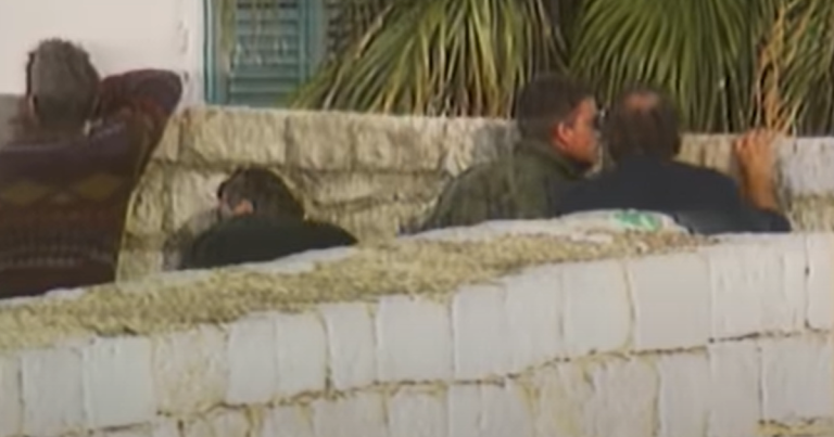 VIDEO Britanska TV objavila neviđene snimke opsade Dubrovnika: Promatrači EZ-a bježe od projektila, kamera snima prkosnu pjesmu u skloništu VIDEO Britanska TV objavila neviđene snimke opsade Dubrovnika: Promatrači EZ-a bježe od projektila, kamera snima prkosnu pjesmu u skloništu