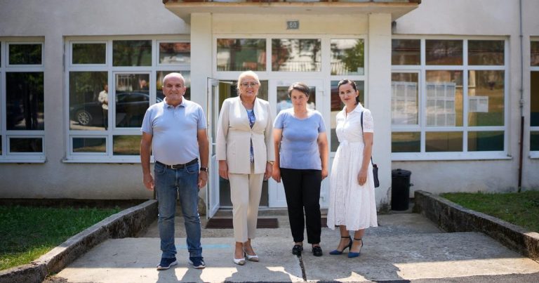 Predsjednica Bradara posjetila Uzdol uoči početka školske godine i obljetnice zločina Predsjednica Bradara posjetila Uzdol uoči početka školske godine i obljetnice zločina