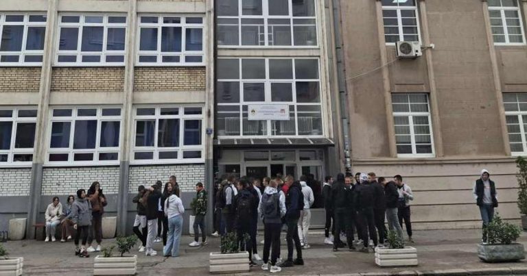 Profesori u RS-u traže jesenski raspust po uzoru na Srbiju i Hrvatsku Profesori u RS-u traže jesenski raspust po uzoru na Srbiju i Hrvatsku