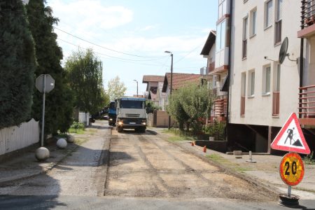 JP PUTEVI BRČKO: Početak sanacije ulice Safeta Pašalića, krak desno u dužini od 250m.