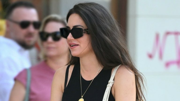 Zgodna mama iz centra Zagreba u minici kojoj su natikače-kaubojke savršen par